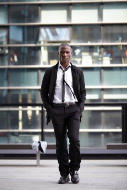 Kendine güvenen siyah işadamı açık