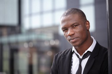 Kendine güvenen siyah işadamı açık