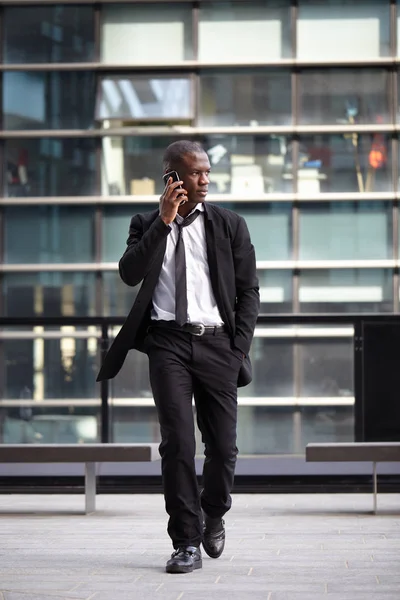Confiado empresario negro al aire libre — Foto de Stock