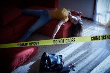 Suç mahalli simülasyon. Ölü üniversiteli kız gövdesi