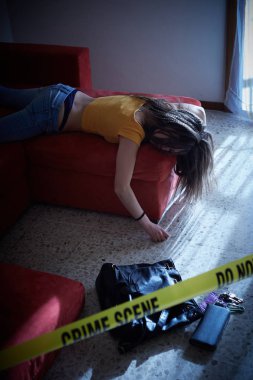 Suç mahalli simülasyon. Ölü üniversiteli kız gövdesi