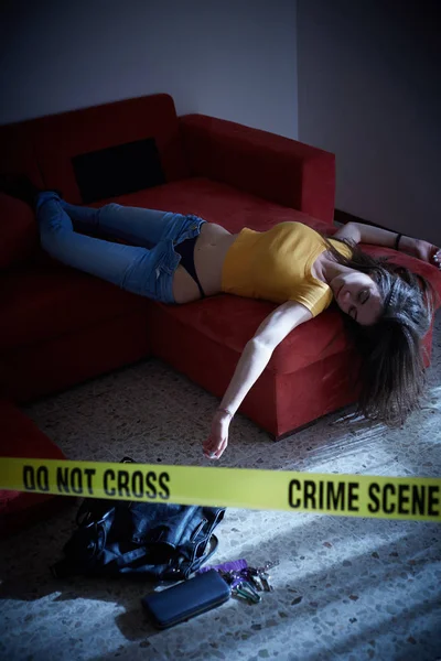 Simulación de escena del crimen. Cuerpo de la chica universitaria muerta — Foto de Stock