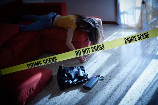 Simulación de escena del crimen. Cuerpo de la chica universitaria muerta — Foto de Stock