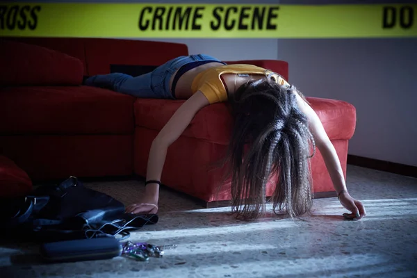 Simulación de escena del crimen. Cuerpo de la chica universitaria muerta — Foto de Stock