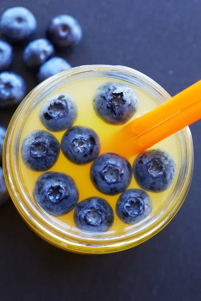 新鲜的的柠檬果汁饮料与蓝莓木制背景 — 图库照片