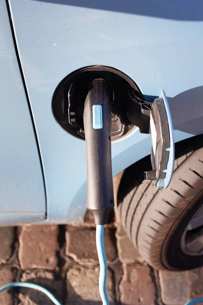 Yeşil elektrikli araç şarj istasyonu elektrik prizi ile