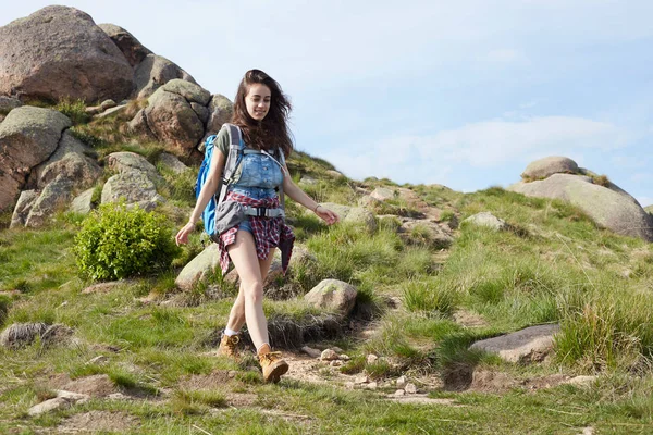 Gülümseyen ve Polonyalılar hiking ile yürüyen kadın uzun yürüyüşe çıkan kimse. — Stok fotoğraf