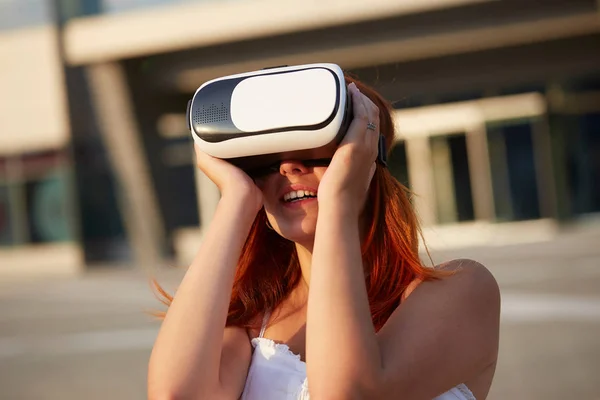 Щаслива молода жінка використовує гарнітуру віртуальної реальності — стокове фото
