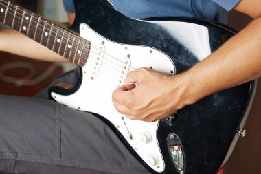 Solak elektro gitar oynanan yakın çekim