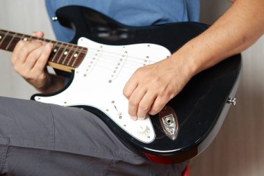 Solak elektro gitar oynanan yakın çekim