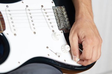 Solak elektro gitar oynanan yakın çekim