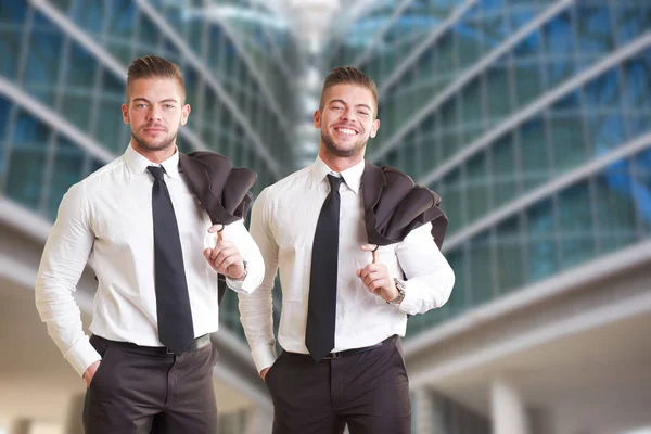 Twin affärsmän poserar utanför kontoret — Stockfoto