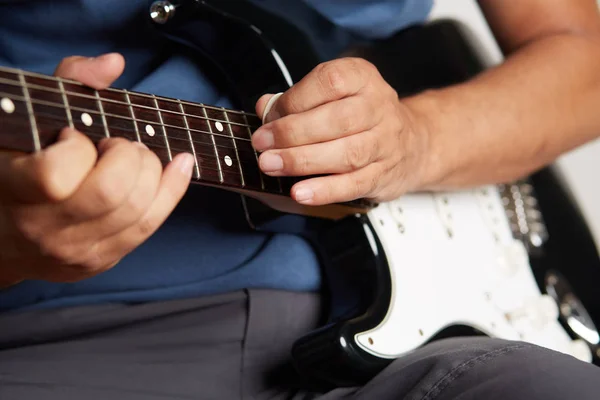Nahaufnahme einer linken E-Gitarre, die gespielt wird — Stockfoto