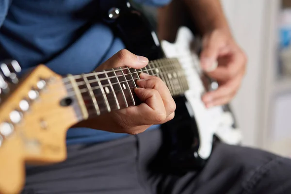 Primo piano di una chitarra elettrica mancina suonata — Foto Stock