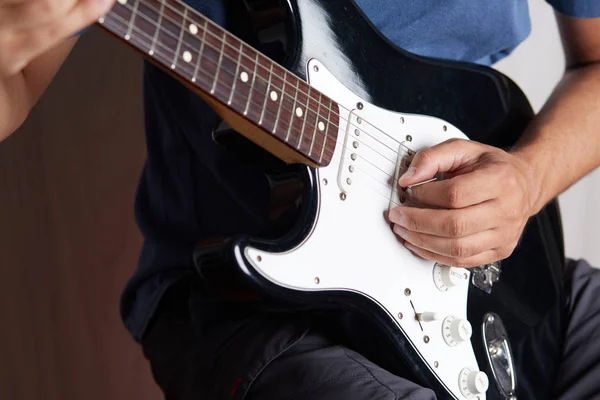 Close-up de uma guitarra elétrica esquerdista sendo tocada — Fotografia de Stock