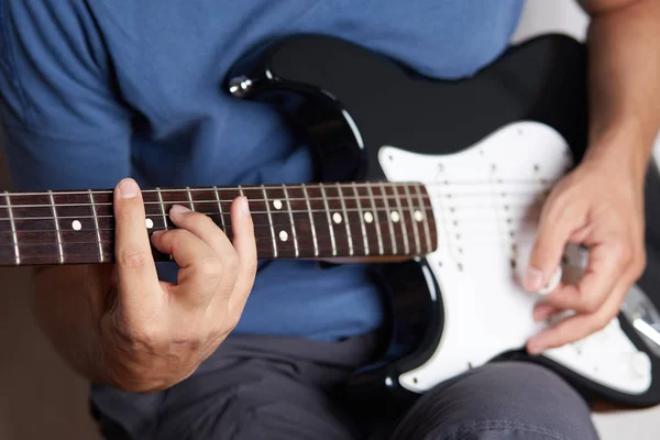 Close-up de uma guitarra elétrica esquerdista sendo tocada — Fotografia de Stock