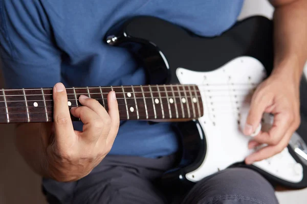 Nahaufnahme einer linken E-Gitarre, die gespielt wird — Stockfoto