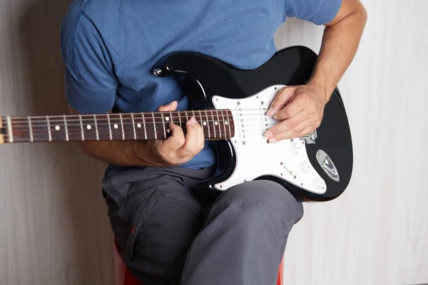 Primo piano di una chitarra elettrica mancina suonata — Foto Stock