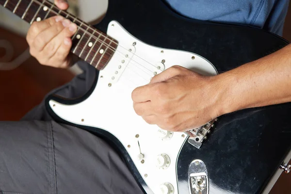 Solak elektro gitar oynanan yakın çekim