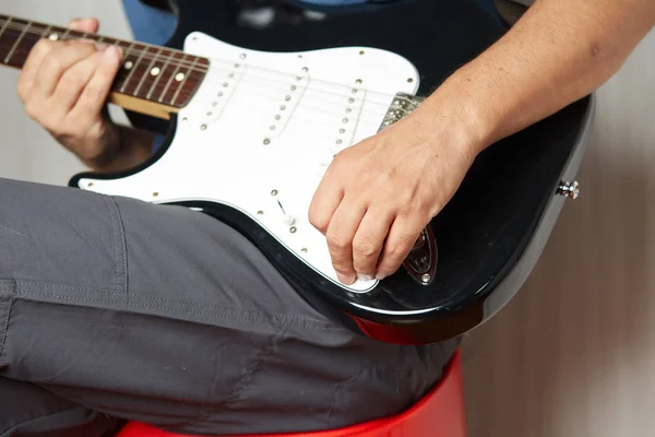 Primo piano di una chitarra elettrica mancina suonata — Foto Stock