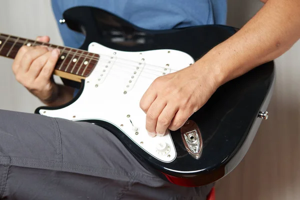 Primo piano di una chitarra elettrica mancina suonata — Foto Stock