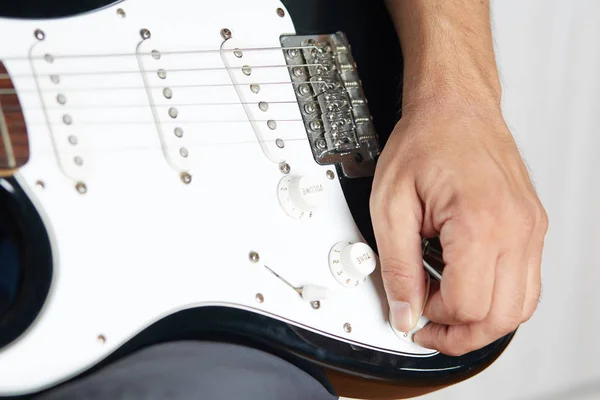Närbild av en vänsterhänt elgitarr spelas — Stockfoto