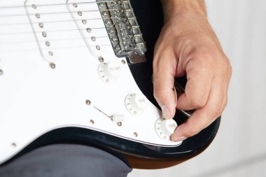 Solak elektro gitar oynanan yakın çekim