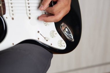 Solak elektro gitar oynanan yakın çekim