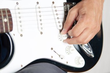 Solak elektro gitar oynanan yakın çekim
