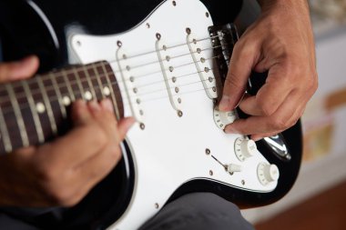 Solak elektro gitar oynanan yakın çekim
