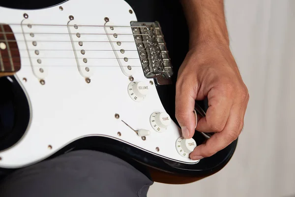 Close-up de uma guitarra elétrica esquerdista sendo tocada — Fotografia de Stock