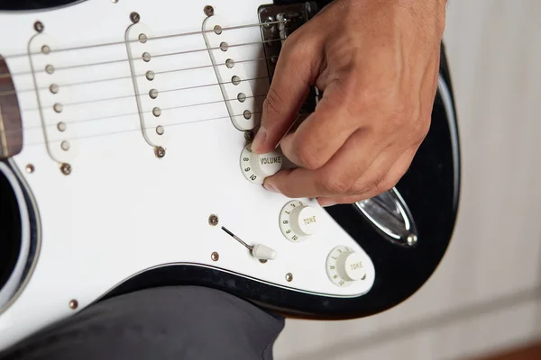 Close-up de uma guitarra elétrica esquerdista sendo tocada — Fotografia de Stock