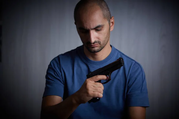 Suicide simulation - A man with the gun at his head — Stock Photo, Image
