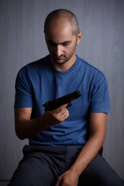 Suicide simulation - A man with the gun at his head — Stock Photo, Image