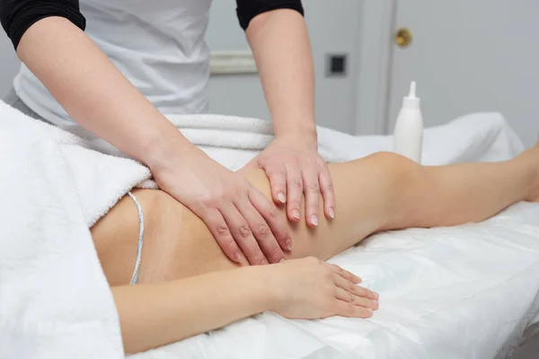 Feminino desfrutando de relaxante massagem nas costas no centro de spa cosmetologia — Fotografia de Stock