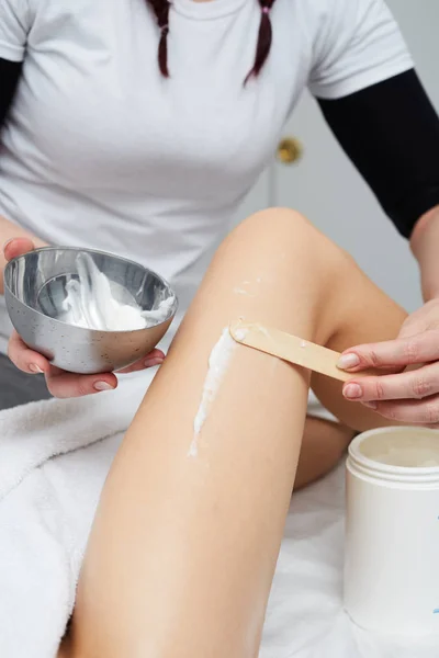 Vrouw genieten van ontspannende rug massage in cosmetologie spa-centrum — Stockfoto