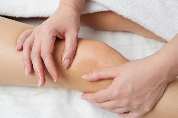 Mujer disfrutando relajante masaje de espalda en cosmetología centro de spa — Foto de Stock