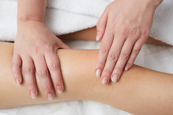 Mujer disfrutando relajante masaje de espalda en cosmetología centro de spa — Foto de Stock