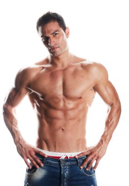 Siyah arka planda güçlü atletik adam