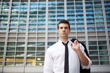 yakışıklı işadamı dış ofis binası ayakta