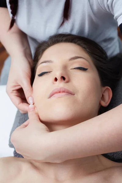 Ženská tvář se těší relaxační masáž v kosmetologii Spa centrum — Stock fotografie