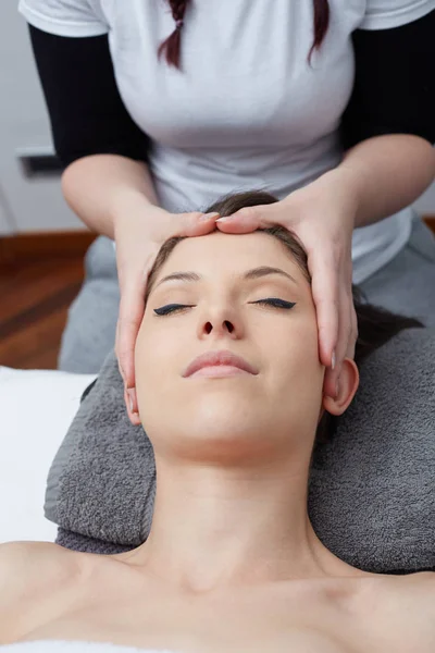 Feminino desfrutando relaxante rosto massagem em cosmetologia Spa Center — Fotografia de Stock