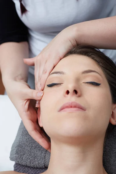 Masaje facial relajante para mujeres en el centro de spa de cosmetología —  Fotos de Stock