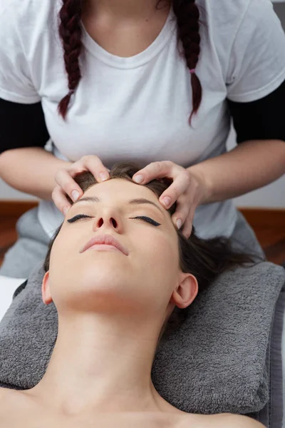 Femme bénéficiant de massage visage relaxant dans le centre de spa de cosmétologie — Photo