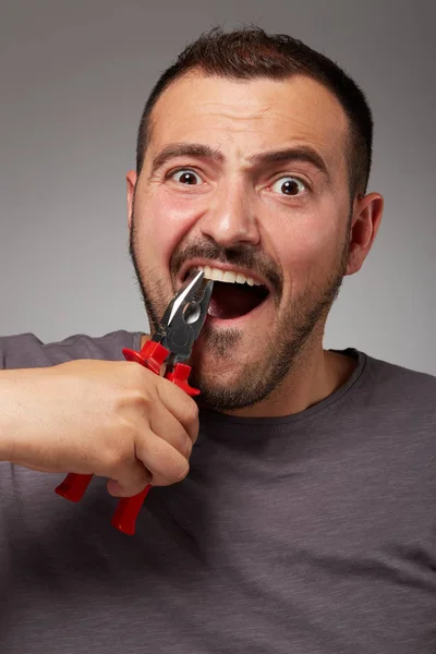 Pense gösterilen adam aptal ve tuhaf bir yüz yapmak — Stok fotoğraf