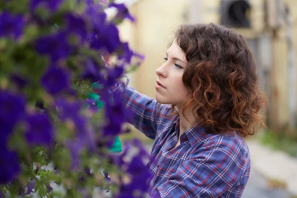 Joyeuse pépinière ouvrière taille plantes en serre — Photo