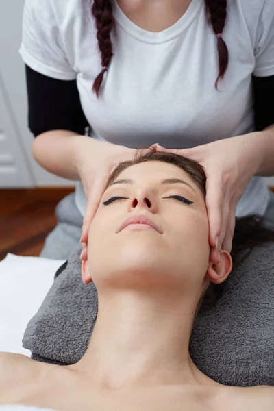 Kaplıca kulübünde yüz masajı.