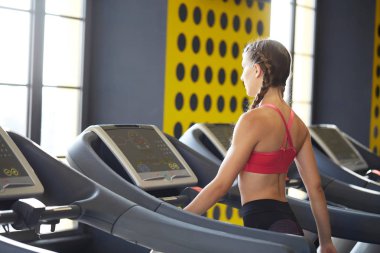 spor salonunda çalışan güzel atletik kadın