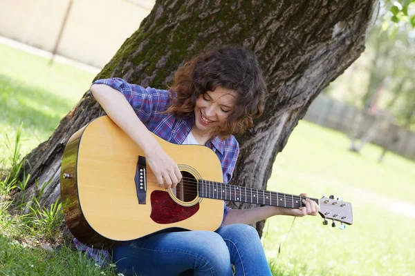 kadın parkta gitar çalmak