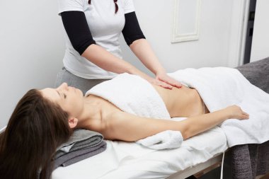 Kadın zevk rahatlatıcı göbek ve bacak masaj kozmetik Spa merkezi